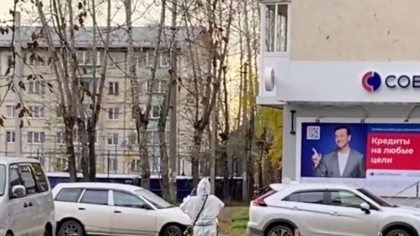 Un muncitor îmbrăcat în echipament de protecție este surprins la Șelehov, regiunea Irkuțk, în timp ce spitalul local este parțial închis din cauza unui caz de ciumă Sursa foto: Profimedia