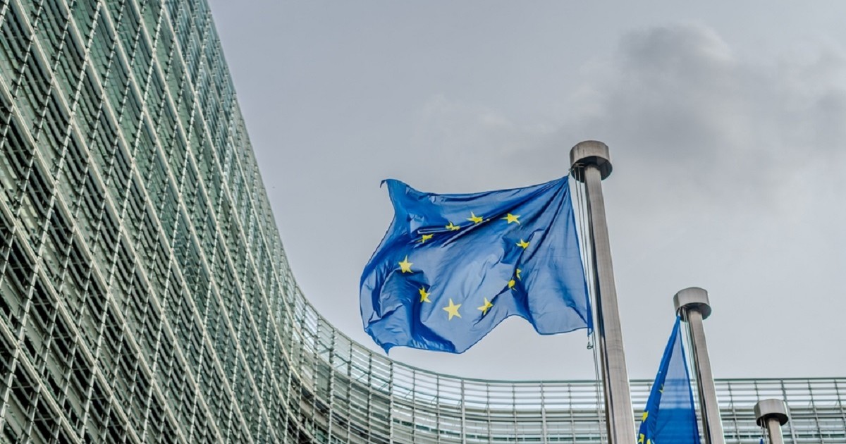 Cum depui o plângere la Uniunea Europeană. Ce organisme poţi sesiza - Imagine cu un steag al UE în faţa sediului Comisiei Europene
