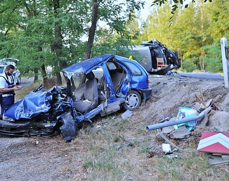 Microbuz românesc distrus în Ungaria, într-un accident cu un mort și doi răniți. Supraviețuitorii și-au pus mâinile-n cap când au văzut ce e pe șosea