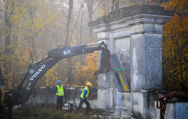 Polonia a dărâmat simultan patru monumente dedicate Armatei Roșii. „Sovieticii nu au adus libertatea în 1945, ci o nouă sclavie”