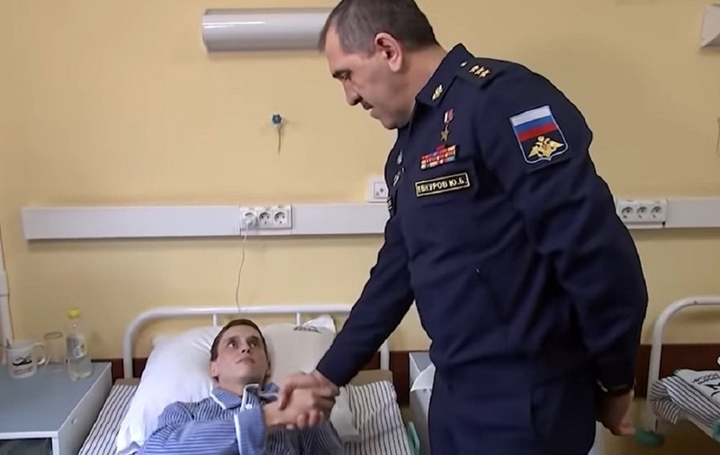 VIDEO | General rus către un caporal rămas fără un picior în războiul din Ucraina: „Îți doresc să te pui pe picioare!”