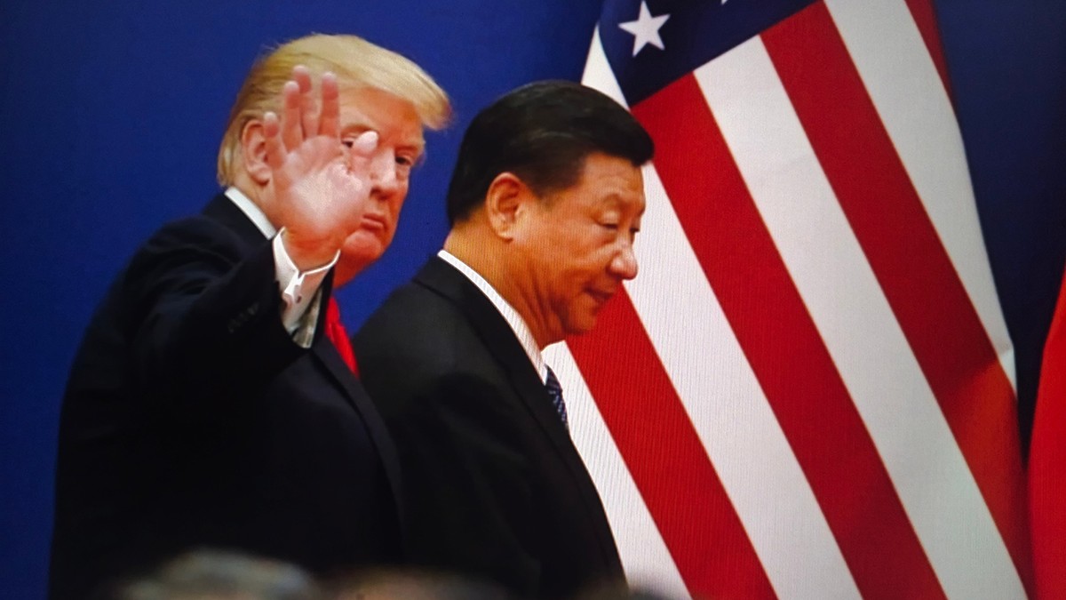 Donald Trump și Xi Jinping stau împreună în fața steagurilor american și chinez, simbolizând relațiile internaționale și diplomația, New York City, 7 octombrie 2025