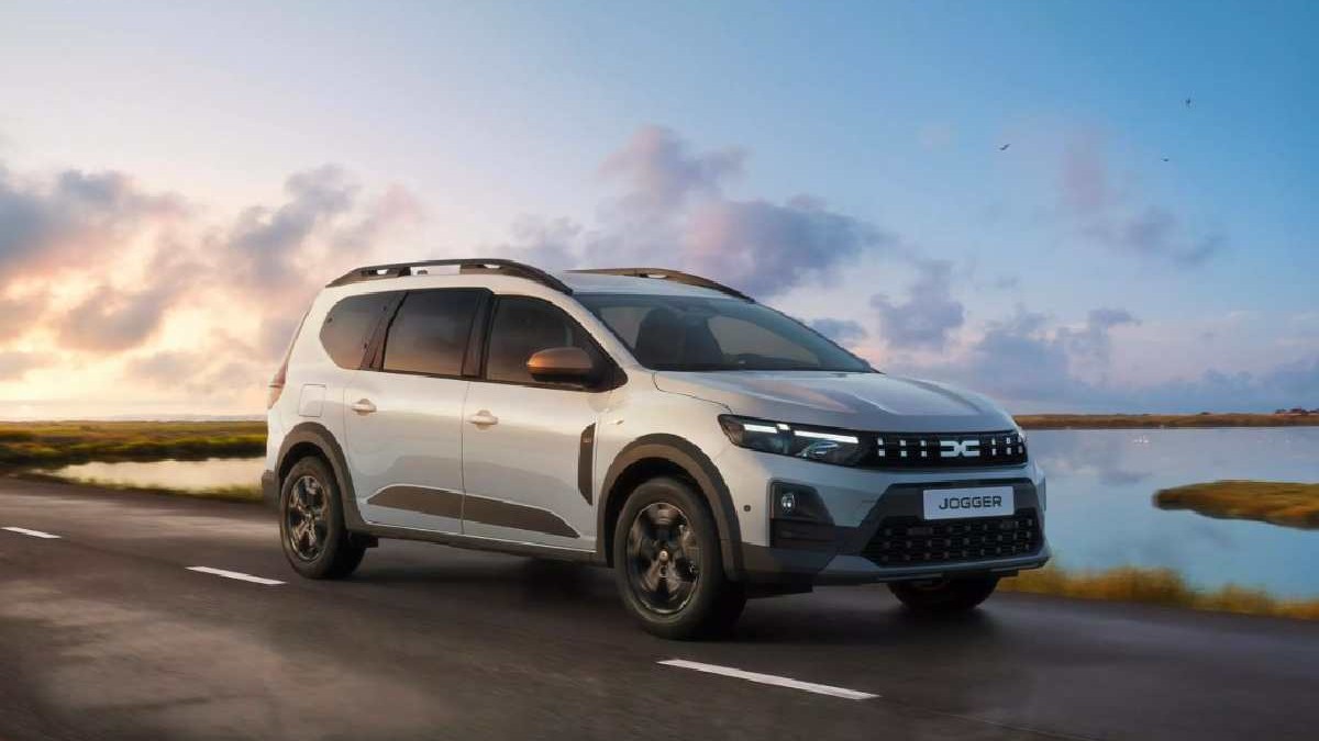 Noul model Dacia Jogger în timp ce merge pe o autostradă
