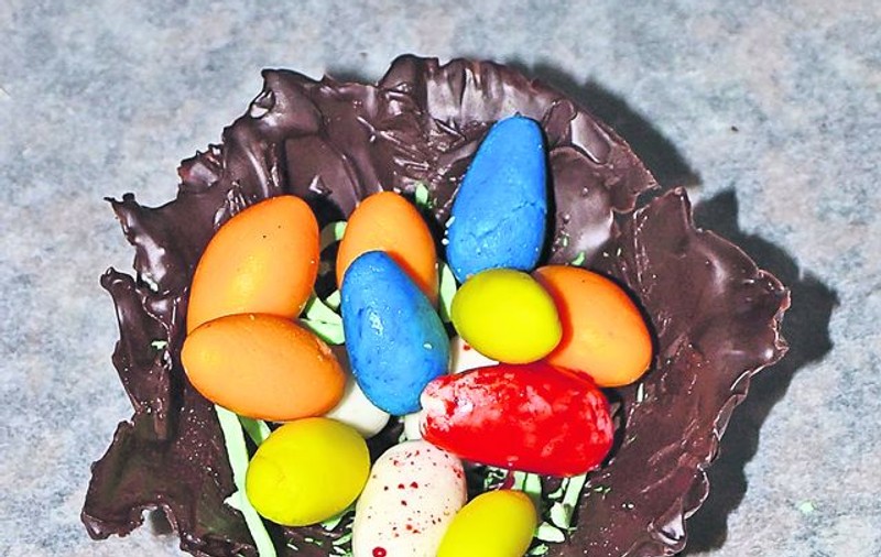 Coşuleţ din ciocolată cu ouă colorate