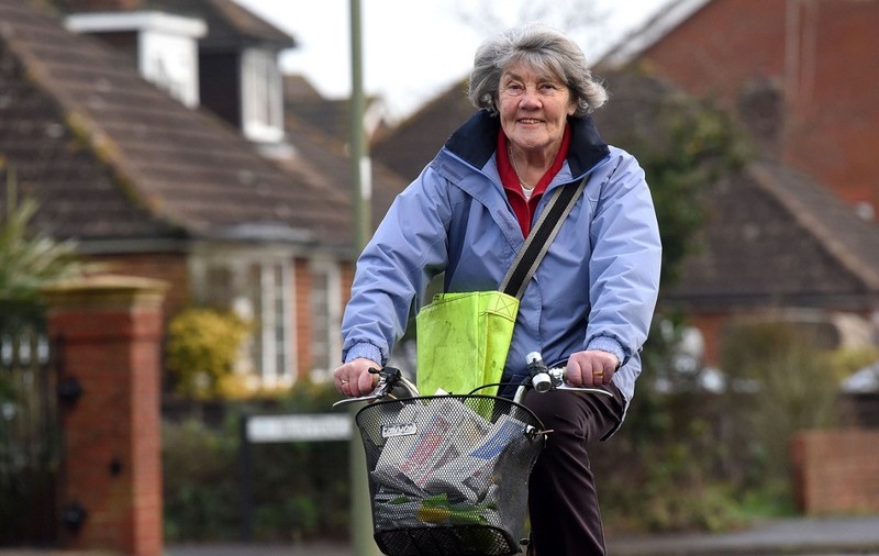 Cea mai bătrână poștăriță din Marea Britanie se trezește la 5 dimineața pentru a livra ziare și bate tot orașul Southampton pe bicicletă. Are 82 de ani