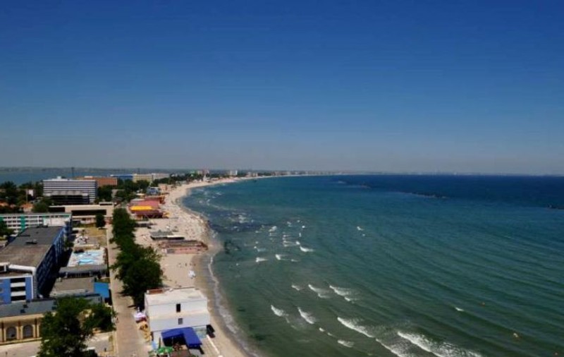 Patru pompieri ai ISU Mureş, aflaţi în timpul liber, au salvat din mare doi turişti la Costineşti