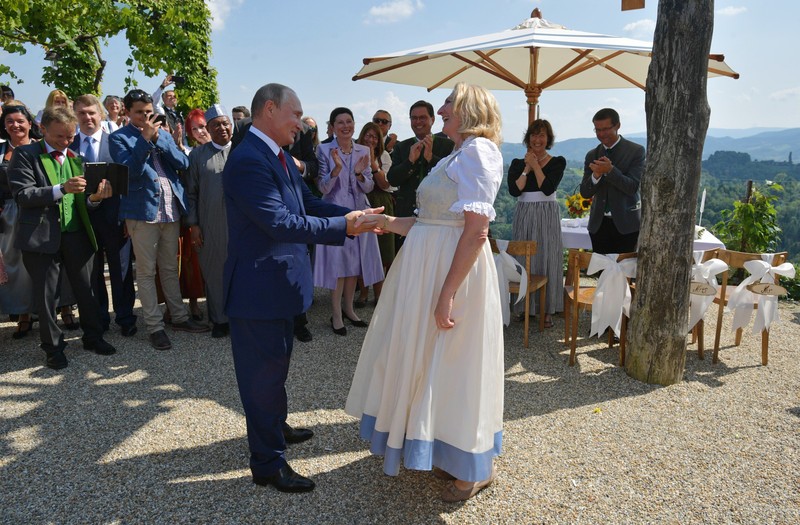Vladimir Putin dansează cu Karin Kneissl, 18 august 2019 | Foto: EPA
