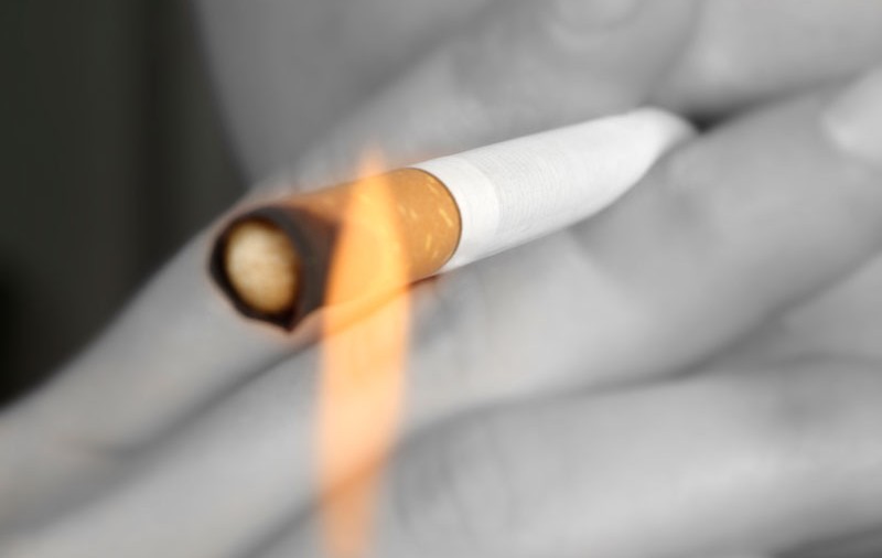 Le «tatua» pe curve cu ţigara