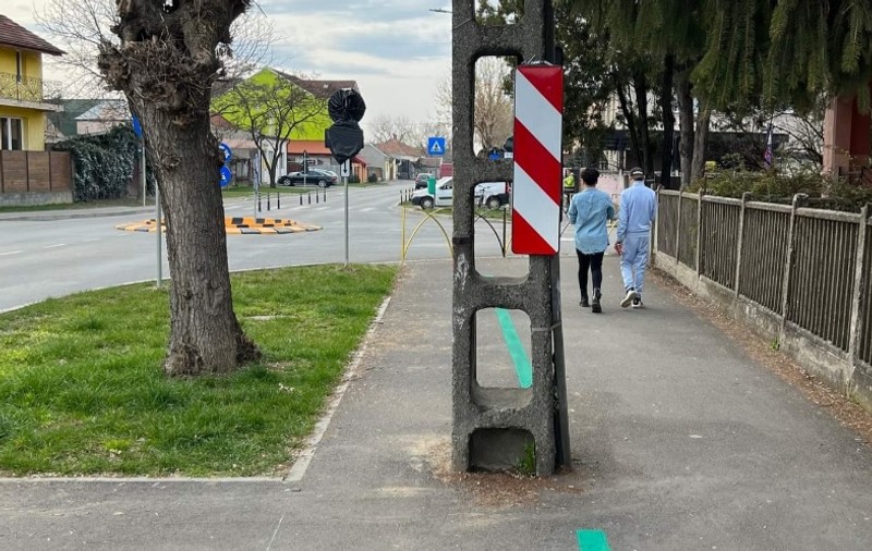 Pistă de biciclete din Satu Mare, plină de stâlpi. „Abia trece un ghidon de bicicletă pe acolo”
