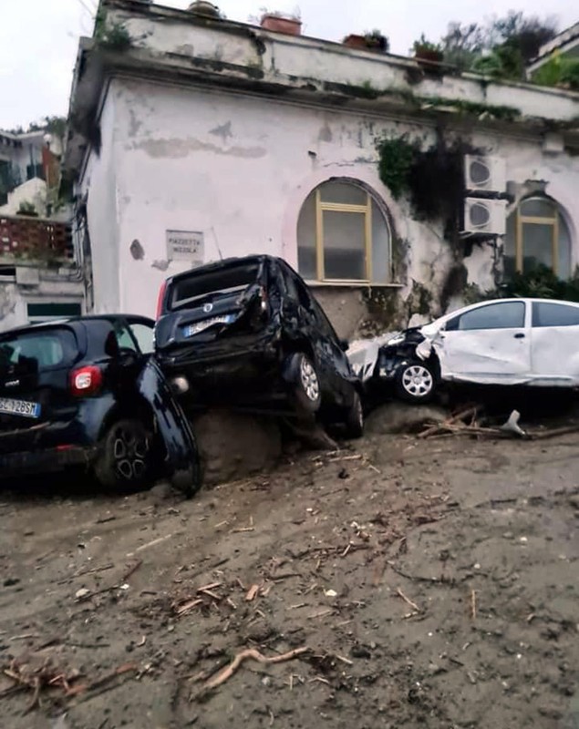 Alunecare masivă de teren pe insula italiană Ischia. O persoană a murit, 11 sunt date dispărute și zeci de case au fost înghițite de ape