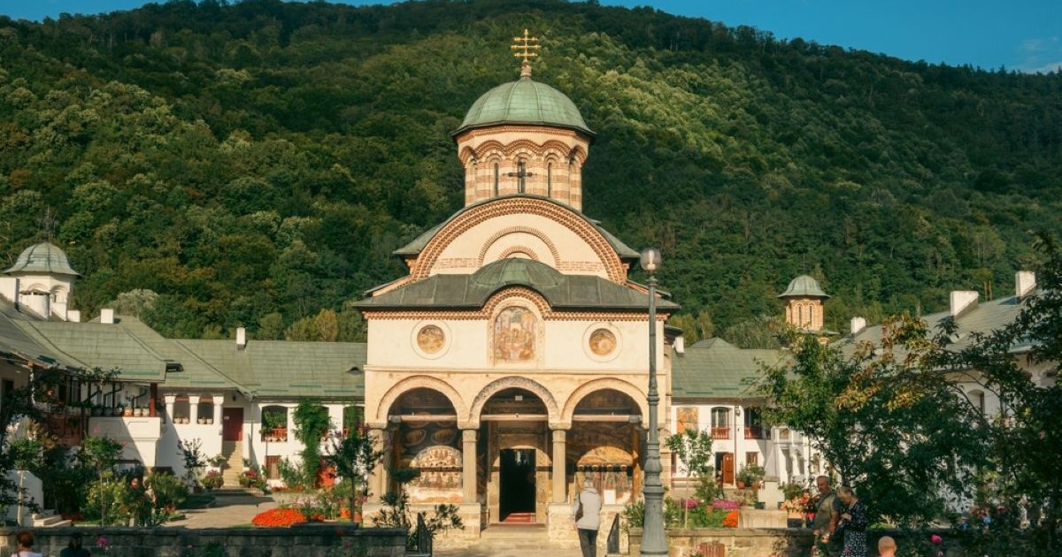 Reguli de bună purtare când mergi la mănăstire