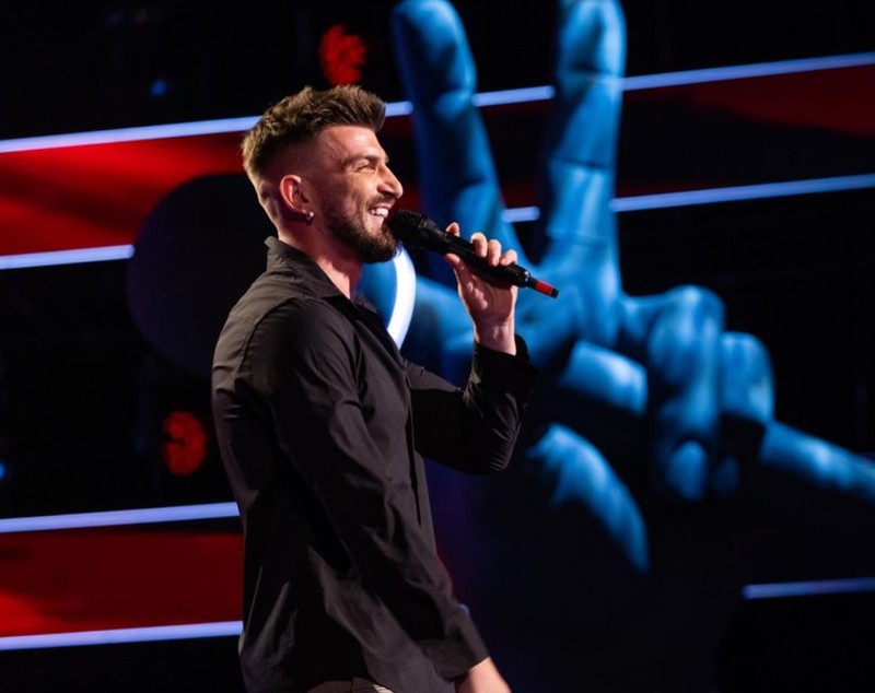 Silviu Mircescu a făcut striptease în timp ce a cântat la Vocea României 2024: „Fetele încă urlă în public”. În ce echipă a ajuns actorul
