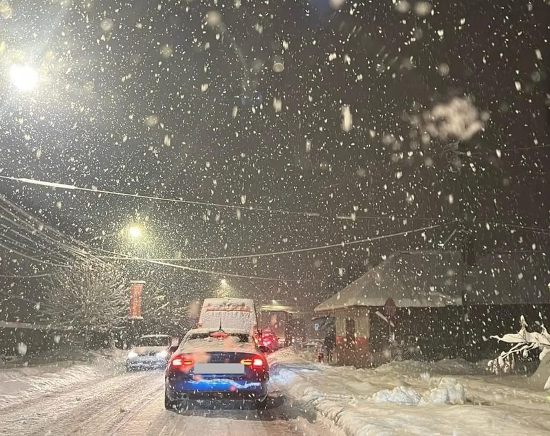 Drumuri acoperite cu zăpadă în 13 județe. Unde a nins peste noapte