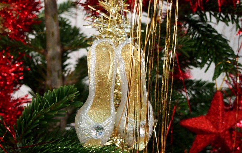 O VEDETĂ AUTOHTONĂ și-a ÎMPODOBIT BRADUL cu PANTOFI cu CRISTALE SWAROVSKI. Îți place cum arată pomul de Crăciun? | FOTO