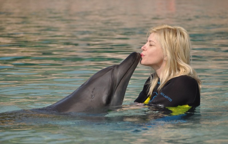 Experienţe inedite pentru Loredana în vacanţă! S-a sărutat cu delfinii!
