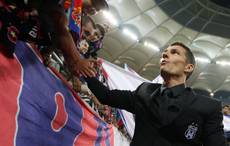 Costel Gâlcă refuză somonul! ^Antrenorul care deține titlul cu Steaua respinge pe bandă rulantă ofertele venite din Liga I