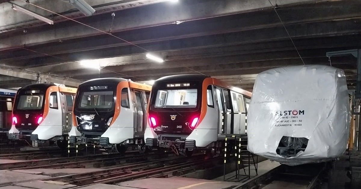 Mai multe garnituri de metrou in depou