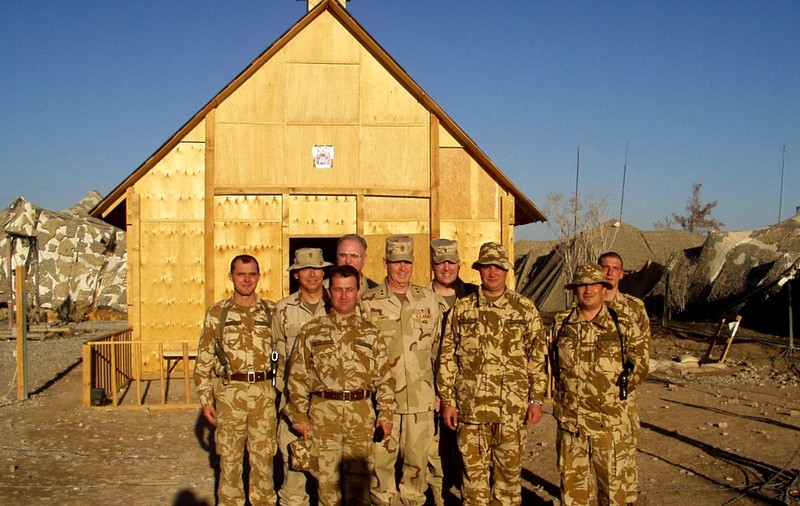 Povestea preotului care a ridicat prima biserică românească pe frontul din Afganistan. ”În mijlocul corturilor aveam ceva care ne împlinea pe toţi, Sfânta Biserica Românească”