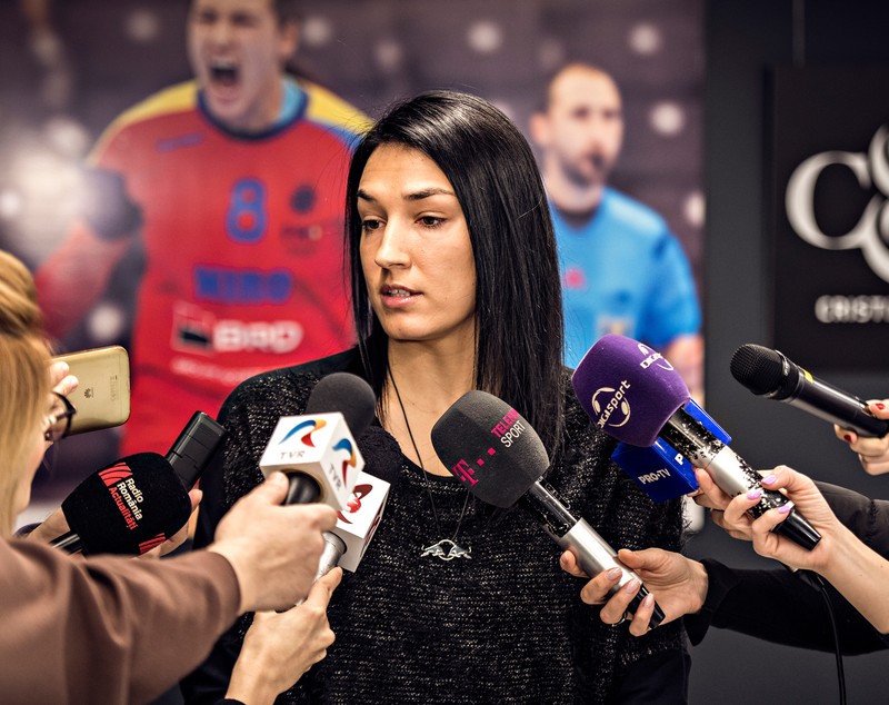 Cristina Neagu se implică în proiecte extrasportive: “Pe unde am călătorit nu am văzut atât de mulți oameni ai străzii” | FOTO&VIDEO