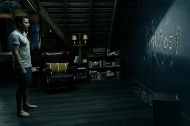 „REDRUM/MURDER”, scrijelitura care i-a marcat copilăria lui Dan / Foto: Warner Bros. Pictures