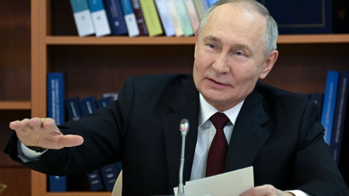 Președintele rus Vladimir Putin face gesturi în timp ce vorbește în timpul unei reuniuni a Consiliului de administrație al Universității de Stat din Moscova Lomonosov din Moscova, Rusia, vineri, 25 ianuarie 2025