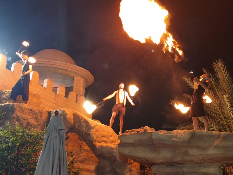Spectacol înghițitori de flăcări în Hammamet. Sursa foto: Denis Grigorescu