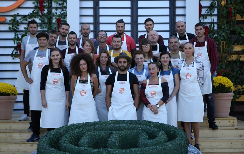 24 de concurenți din bucătăria MasterChef au parte de multe surprize. Va fi eliminată prima persoană