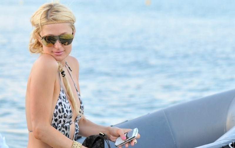 Paris Hilton îmbină distracţia cu munca în Ibiza