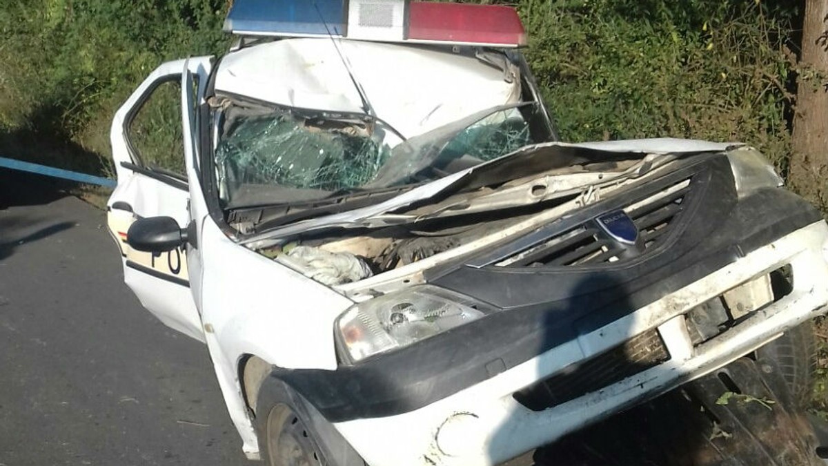 Un polițist din Constanța a fost grav rănit, la Seimeni. Mașina omului legii, după accident