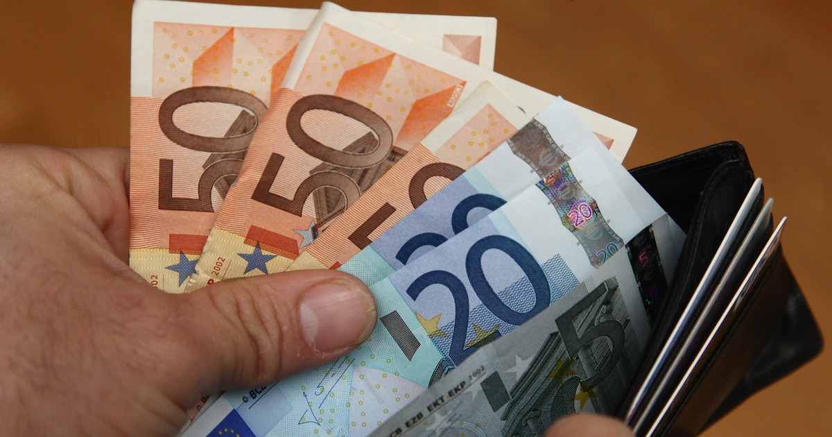 Turiștii români, sfătuiți să fie atenți la bancnotele false de 50 euro în Bulgaria. Sursă foto: Getty Images.