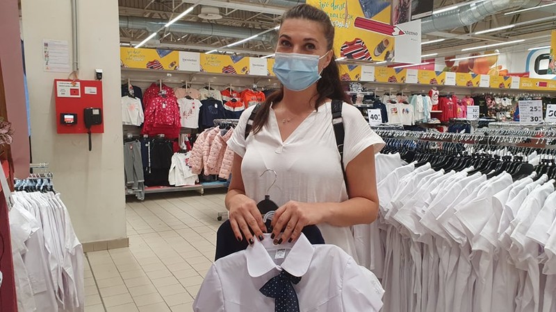 Elena, mamă a doi copii care încep luni școala