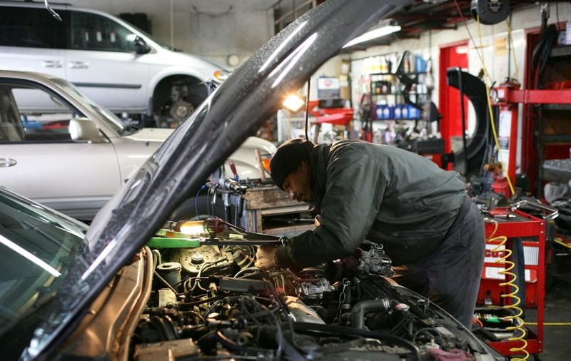 Un mecanic auto din Germania s-a declarat bolnav de bronșită, dar a fost prins de șef în timp ce punea muzică ca DJ într-un club. Imagine cu caracter ilustrativ. Foto: Getty Images