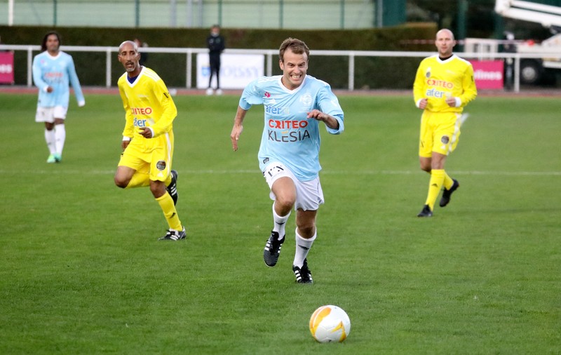 Emmanuel Macron va juca miercuri un meci de fotbal în scop caritabil, la 3 ani de la precedenta partidă, în care a marcat din penalti