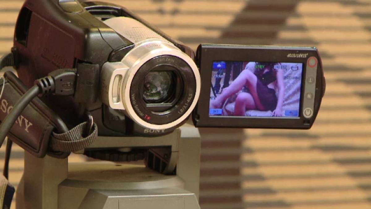 O mamă din București și-a batjocorit copiii în direct, pe videochat. Femeia a fost reținută