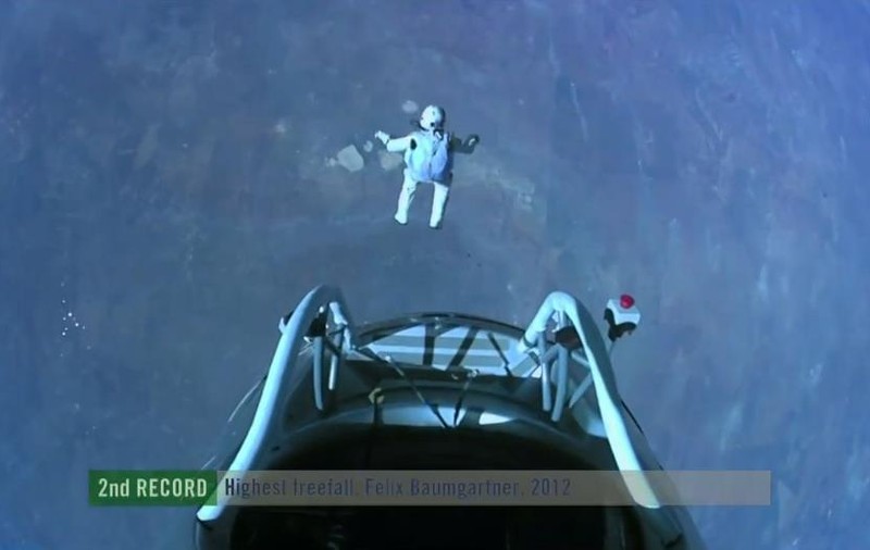 FELIX BAUMGARTNER intră în ISTORIA OMENIRII. FOTOGRAFII FABULOASE de la SALTUL de la peste 38.000 de metri