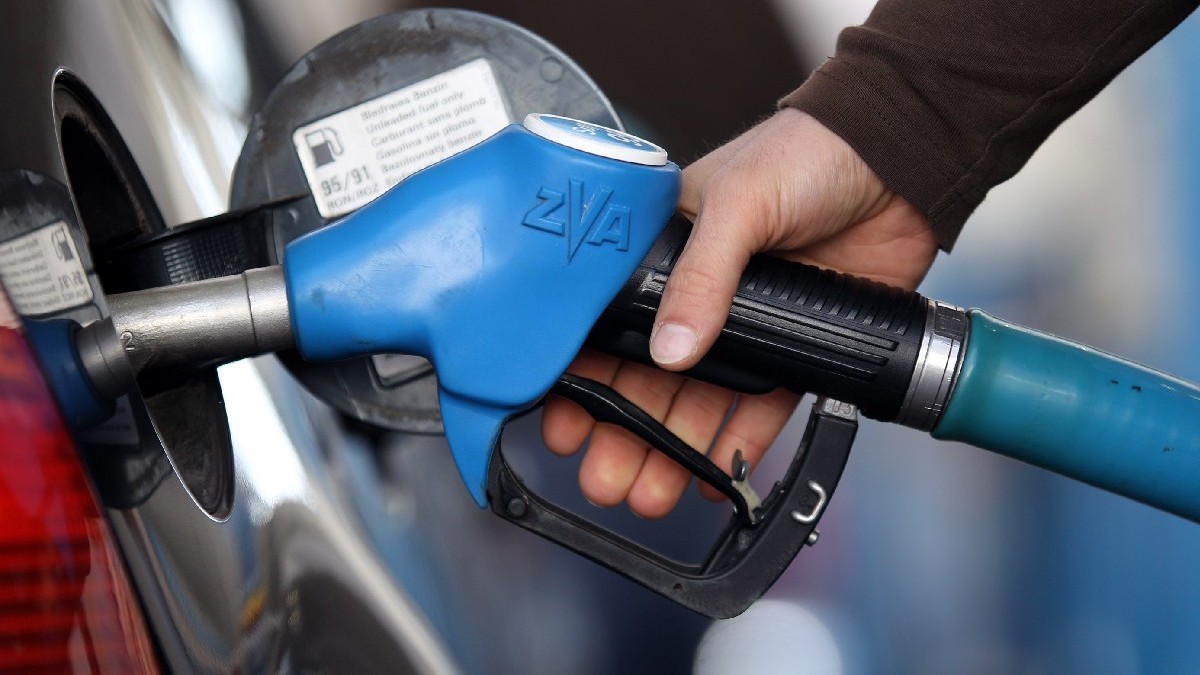 Un șofer alimentează mașina. Foto: Getty Images