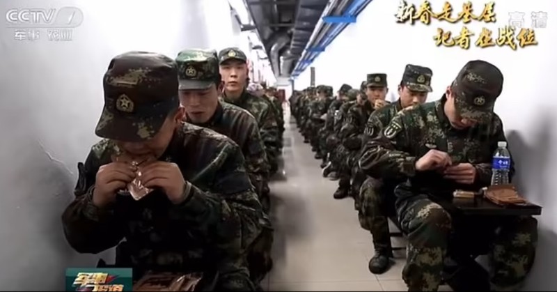 Soldații chinezi duc o viață spartană în tunelurile subterane, sursă foto: captură televiziunea de stat chineză/ Daily Mail
