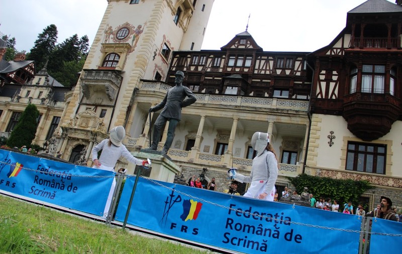 Demonstrație de scrimă în fața Castelului Peleș