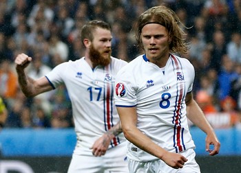 epa05406370 Birkir Bjarnason of Iceland (R) reacts after scoring the 5-2 during the UEFA EURO 2016 quarter final match between France and Iceland at Stade de France in Saint-Denis, France, 03 July 2016. (RESTRICTIONS APPLY: For editorial news reporting purposes only. Not used for commercial or marketing purposes without prior written approval of UEFA. Images must appear as still images and must not emulate match action video footage. Photographs published in online publications (whether via the Internet or otherwise) shall have an interval of at least 20 seconds between the posting.) EPA/ABEDIN TAHERKENAREH EDITORIAL USE ONLY