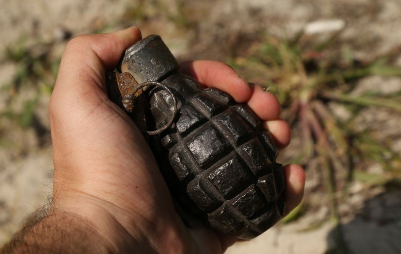 Două grenade vechi de un secol, găsite printre cepele unui livrator de legume