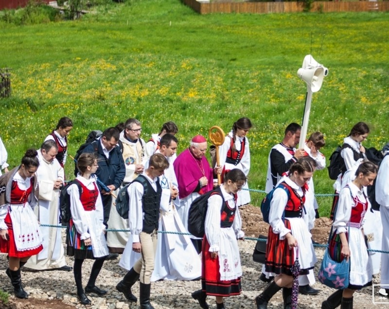 Zeci de mii de credincioși au venit la Şumuleu-Ciuc pentru procesiunea de Rusaliile Catolice