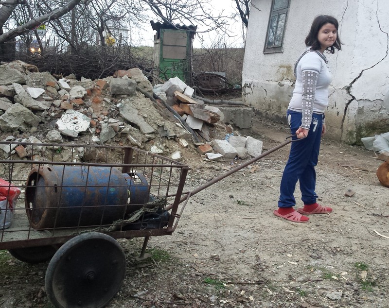 Au ajuns să trăiască din mila vecinilor după ce au fost alungate de acasă! Povestea emoţionantă a unei fetiţe care vrea să devină jurnalist! GALERIE FOTO