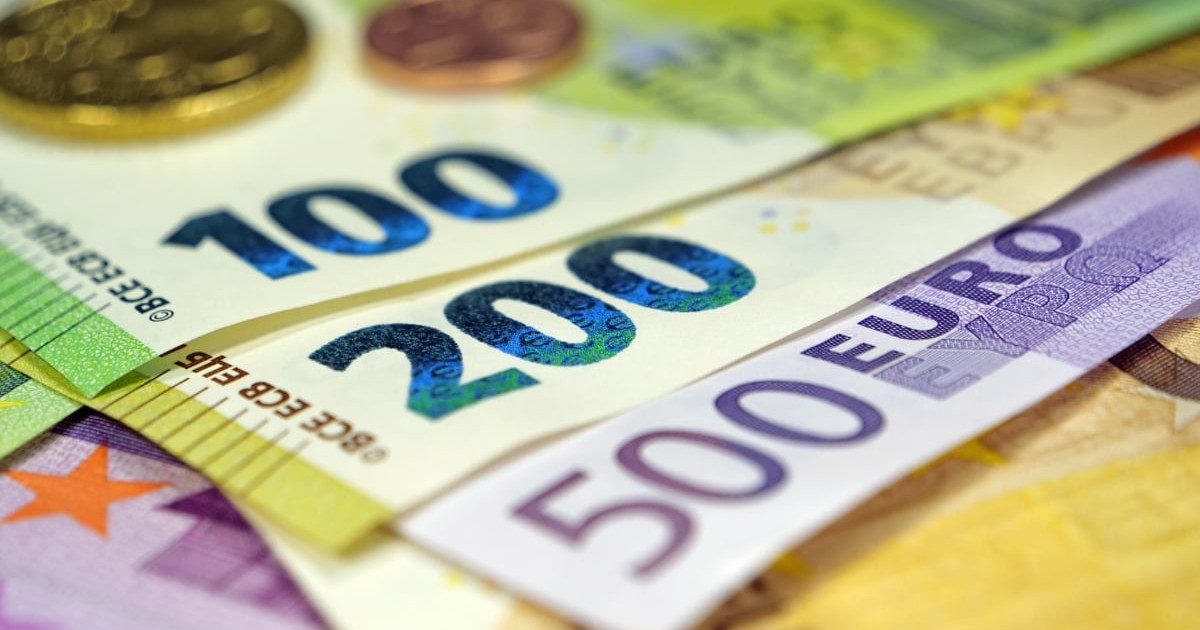 Mai multe bancnote de euro așezate unele peste celelalte