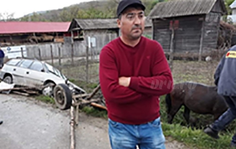 Un șofer de 21 de ani a spulberat o căruță. Un copil de 10 ani este în stare gravă