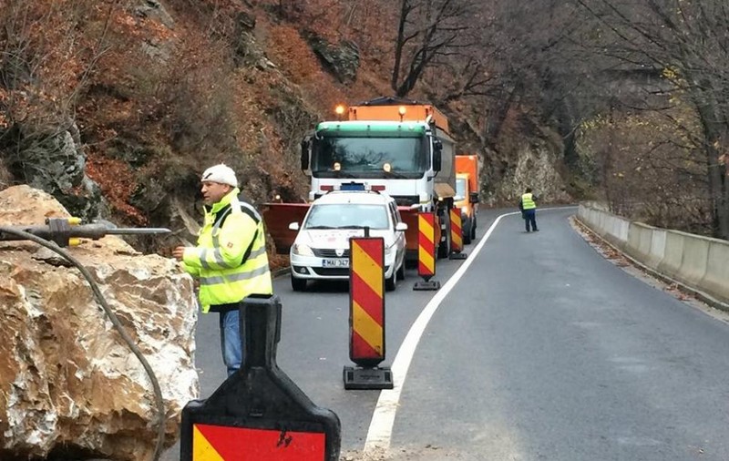 UPDATE: Traficul în Defileul Jiului a revenit la normal. Stânca de 25 de tone, îndepărtată de pe carosabil | FOTO&VIDEO