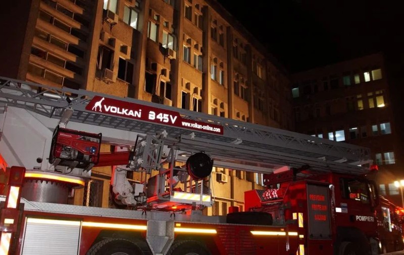 A murit încă unul dintre pacienţii răniți în incendiul de la Piatra Neamț, transferaţi la Iaşi