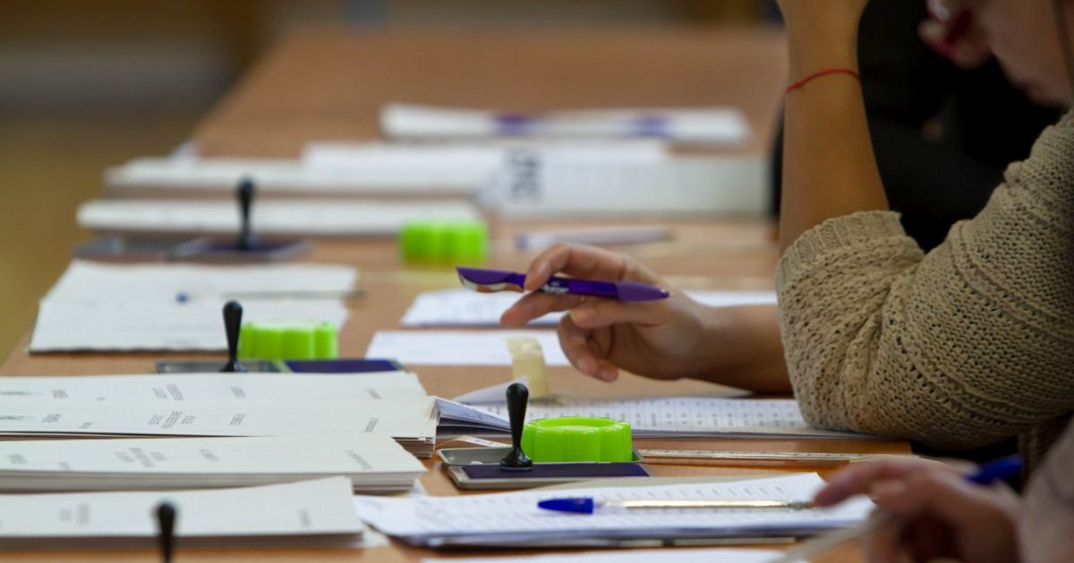 Mai multe ștampile pe masa unei secții de votare Foto: Hepta