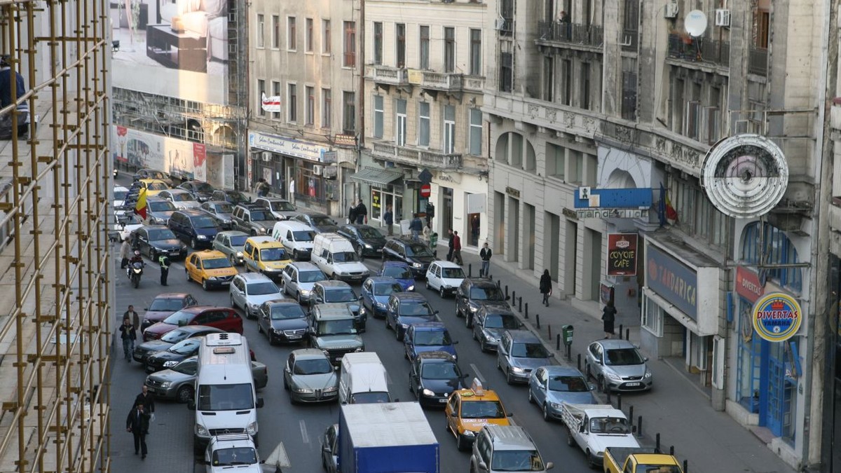 două clădiri din centrul Capitalei au fost văruite în alb şi roz