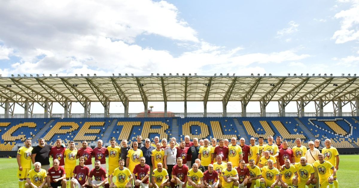 Fotografie de grup pe stadionul Ilie Oană din Ploiești cu jucătorii ecipelor Petrolul și Rapid din 1995 - 21 iunie 2025