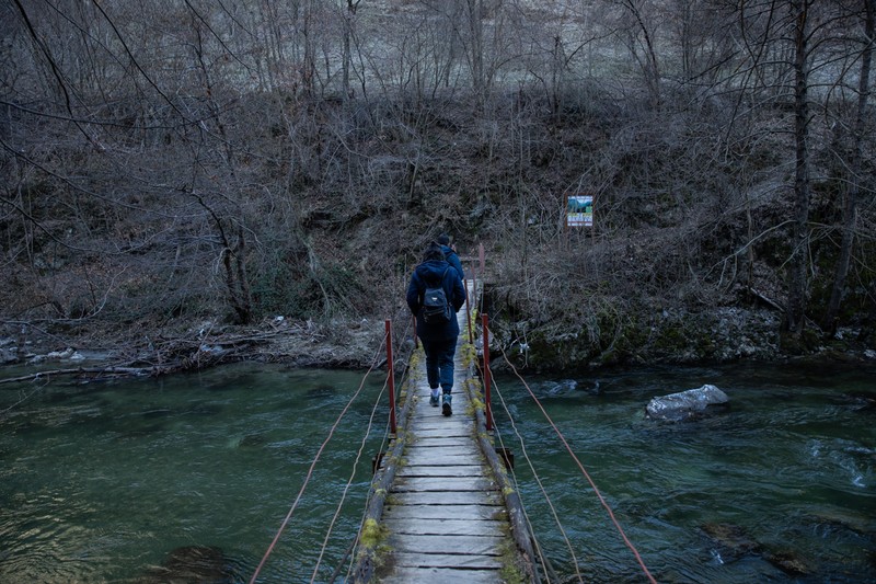 Podul peste râul Cerna care duce spre drumul prin pădure, până la treptele din salcâm